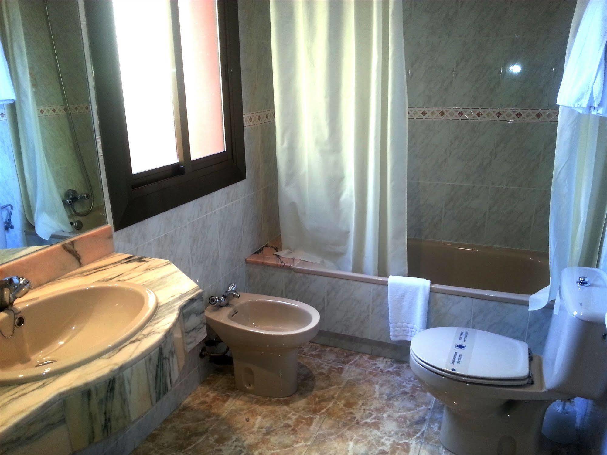 Hotel Hostal Del Sol Sant Feliu de Guíxols Eksteriør billede
